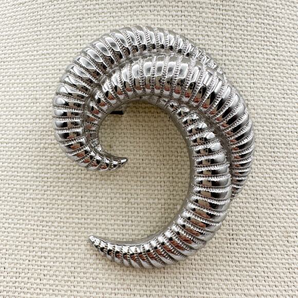 Monet Rams Horn Brooch Vintage Silver Tone Modernist Ribbed C-Shaped Pin Signed - Picture 12 of 13